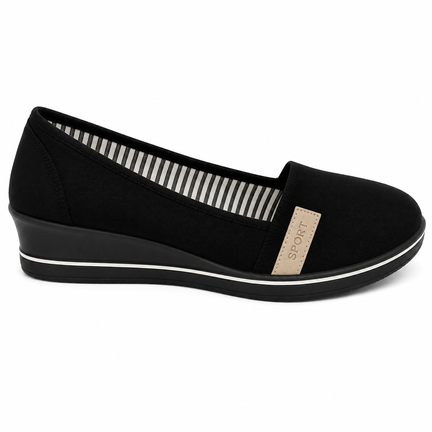 Dame slip-on sko i sort tekstil med kilehæl