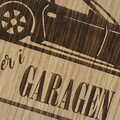 detalje af garageskilt i trae med bilmotiv