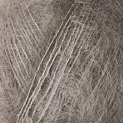 Close up af isager silk mohair farve 2 garn grå