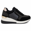 Sort sneaker med kilehæl og nitter – Elegant og komfortabel