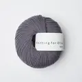 garnnoegle merino fra knitting for olive i farven stoevet viol