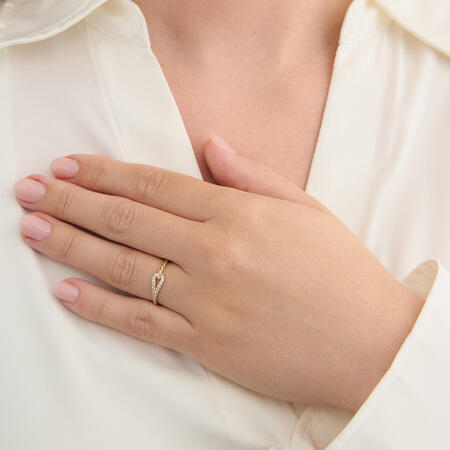 Éclat ring i 8 karat guld med zirkonia på model