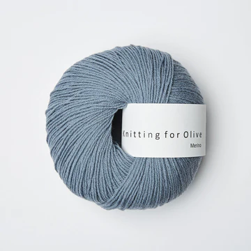 garnnoegle merino fra knitting for olive i farven stoevet dueblaa