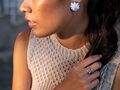 close up af skulde og hals paa model ifoert filcolanas strikkede model carolina