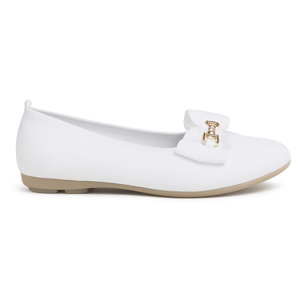 Gør dit outfit fuldendt med denne hvide ballerina pyntet med smuk sløjfe og gulddetalje. Komfortabel, let og perfekt til både fest og hverdag.