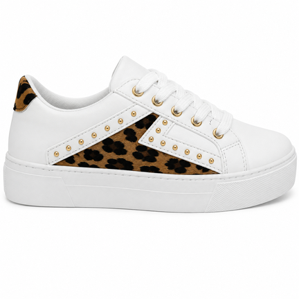Hvid sneaker i profil med leopardprint og guldfarvede metaløjer