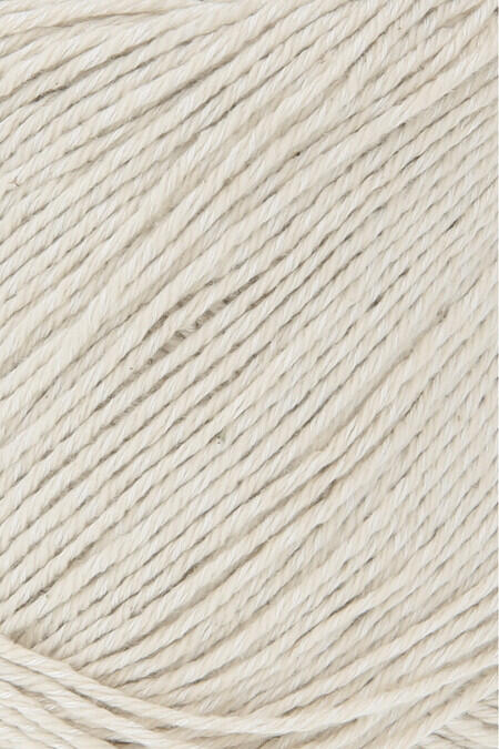 Close up af sommergarnet Sweet fra Lang Yarns i farven råhvid 94