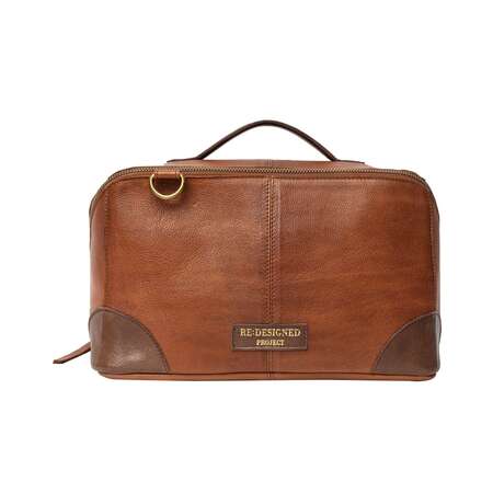 Større lædertaske Project 79 fra RE:Designed set forfra i farven walnut med woodsmoke læderlapper