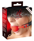 Bad Kitty Naughty Toys Gagball Red – rød mundknebel med sort læderlook-rem, justerbar pasform og metalspænde, ideel til BDSM og dominansleg.
