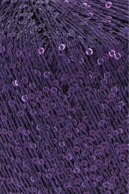 Close up af garnoegle af maerket paillettes fra lang yarns i farven lilla