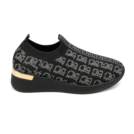 Slip-on damesneaker med sort/grå jacquardmønster, “NICENICE” elastikbånd, sort sål og gulddetalje på hælen.