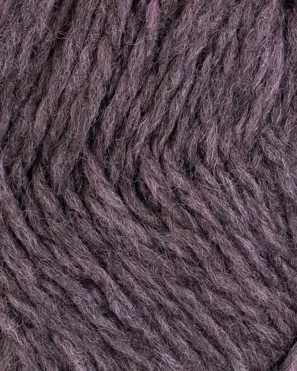 close up af garnet vams fra rauma i farven lilla meleret