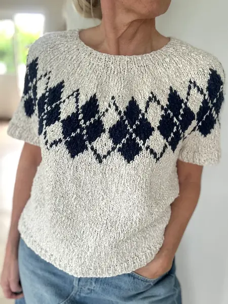 model iført essi tee fra jojo knitwear. Strikket i Cotton wave fra Gepard