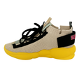 Beige chunky sneaker med gul sål og sorte snørebånd
