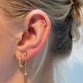 Model iført Lumin Sparkle hoops udført i 925 ren sterlingsølv belagt med slidstærk 18 karat forgyldning.