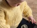 close up af baby ifoert gul zahle sweater fra filcolana