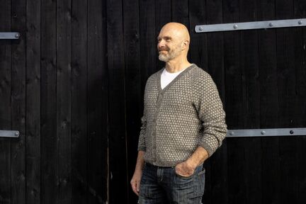 model ifoert den strikkede cardigan vitus bering designet af annette danielsen