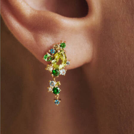 Model iført FOUR SEASONS SPRING øreringe i 14 karat guld med ægte sten: peridot, blå apatit, London blue topas, grøn safir, tsavorit og grøn turmalin