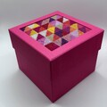 Baldyre Box i pink med farverigt broderi i geometrisk mønster på låget.