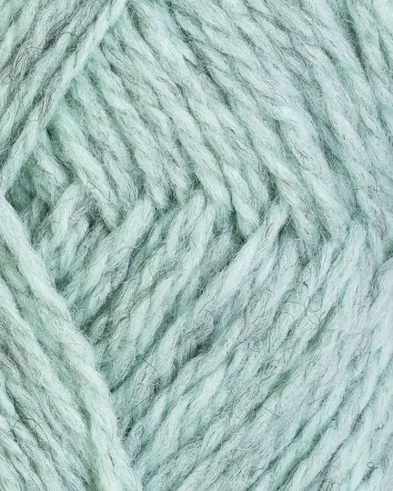 close up af garnet fviel fra rauma garn i farven mintgron meleret