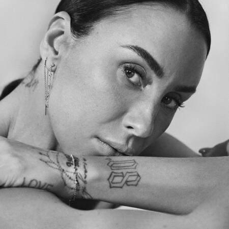 Medina wearing ENDLESS ALLURE bracelet in 14 karat gold with 0.26 ct. diamonds W.SI.