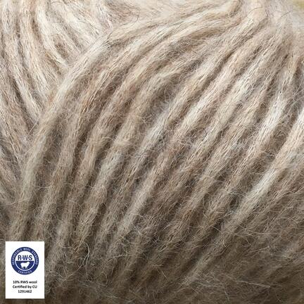 close up af garnnoegle af maerket snefnug fra camarose i farven graa beige