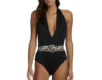 Kvinde iført en sort badedragt med dyb V-udskæring og et slangeskindsmønstret bælte i taljen. Baggrunden er hvid.
