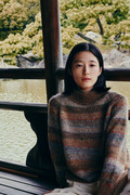 japansk model ifoert marianne isagers strikkede sweater 'pottery' fra bogen et strikkeliv 3 tokyo tversted