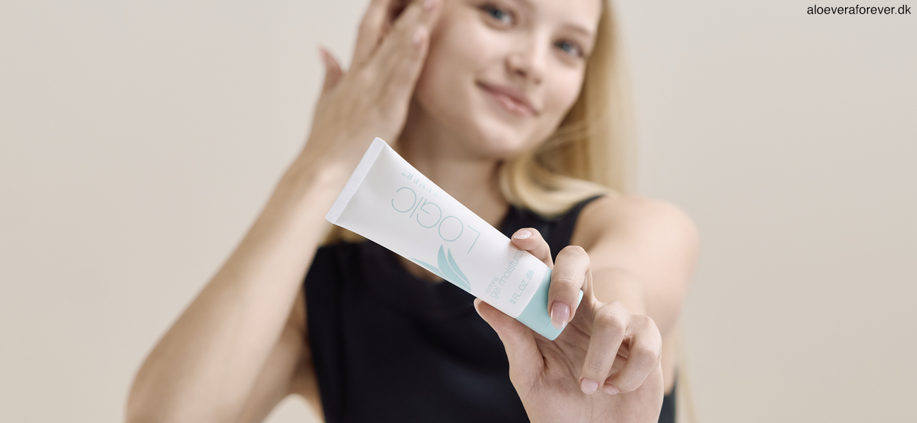 LOGIC by Forever soothing gel moisturizer fugtighedscreme vises frem af lyshåret pige