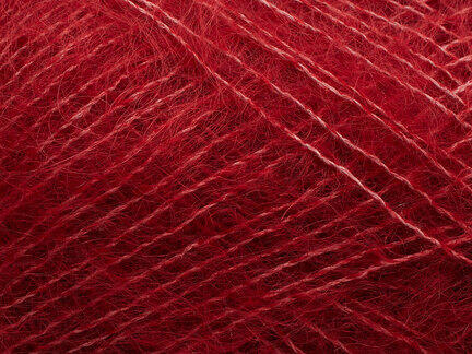 close up af garnoegle tilia fra filcolana i farve 323 cranberry