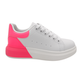 Hvid sneaker med neon pink hæl og såldetalje – moderne damesko