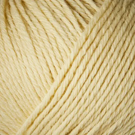close up af garnnoegle havy merino fra knitting for olive farve stoevet banan