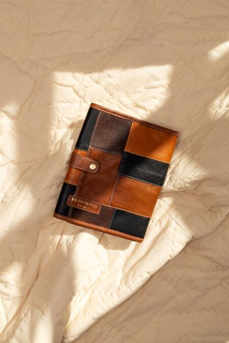 Torn & Cut Project 14 pindeetui i læder patchwork lagt på lys quiltet baggrund