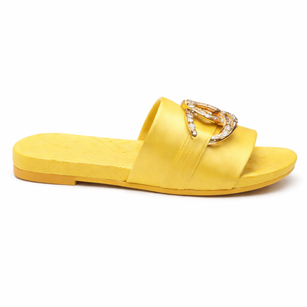 Gule damesandaler med kæde detalje og flad sål på hvid baggrund