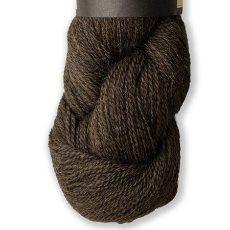 Close up af garnnoelge af maerket alpaca 2 fra isager i farven 34 mørkebrun