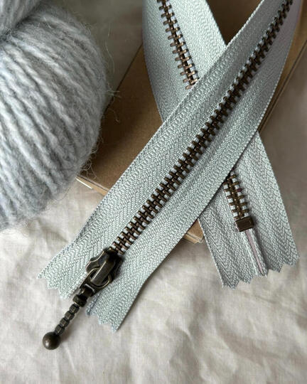 zipper 35 cm fra PetiteKnit i farven havskum
