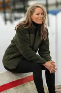 Modelbillede: Matterhorn Pasang mørkegrøn fleecejakke. Unik sherpa-fleece af genanvendt polyester. Praktiske lommer og elastiske manchetter. Stilfuld og behagelig.