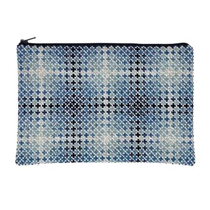 Model foto til broderikit: Fjord Clutch fra fru zippe
