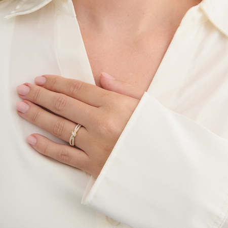 Solis Grace ring i 8 karat guld med zirkonia på model