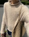 Model iført Cloud Sweater fra PetiteKnit strikket i Isager Soft og Silk Mohair – blød sweater oppefra og ned