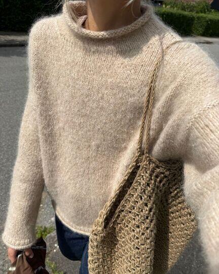 Model iført Cloud Sweater fra PetiteKnit strikket i Isager Soft og Silk Mohair – blød sweater oppefra og ned