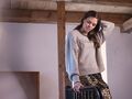 model kigger ned ifoert strikket empower sweater designet af spektakelstrik