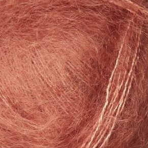 Close up af isager silk mohair farve 28 garn