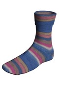 en stroempe fra lang yarns i farven moerk blaa fuchsia brun