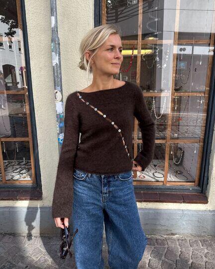 PetiteKnit Valerie Blouse strikket i Soft Silk Mohair farven brun bjørn fra Knitting for Olive – elegant strikket bluse med skrå knaplukning set på model