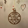 Julekugle-personlig-navn-gaveide-dekoration-julepynt-håndværk-dansk-design-træ-valnød
