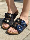 Flora Bloom sorte slippers med blå blomster og komfortabel fodseng