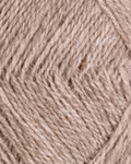close up af garnet finull fra Rauma i farven beige meleret 406
