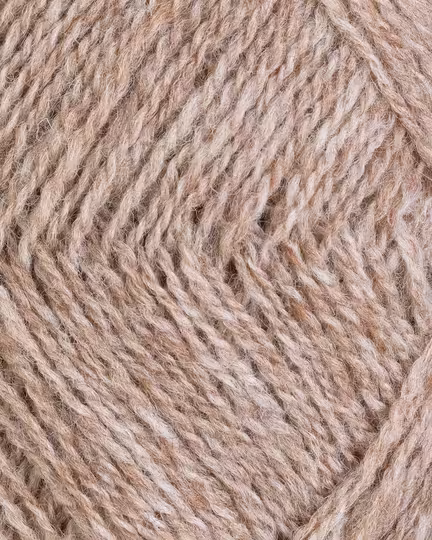 close up af garnet finull fra Rauma i farven beige meleret 406