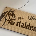 doerskilt i trae med hestemotiv og teksten er i stalden